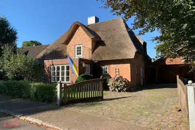 Image de Großer und Moderner Reetdachtraum in Bester Lage mit Großem Grundstück und Sauna