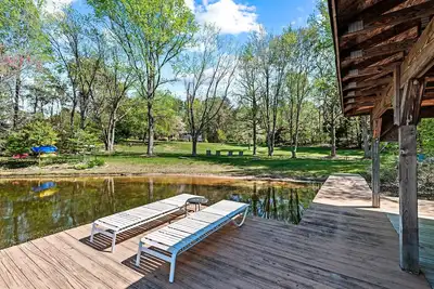 Image de Classic Lake Anna waterfront home! updated kitchen, hot tub, dock, and more!