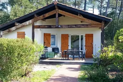 Image de Chalet 8 personnes 3 chambres résidence de vacances sécurisée Piscine et tennis