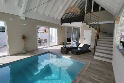Image de Villa Delta Spa avec piscine intérieure et baignoire balnéo