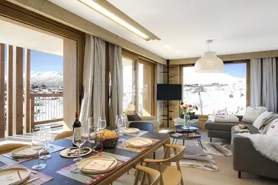 Image de Pied des pistes de ski, Rez-de-chaussée, vue pistes de ski, piscine, terrasse, télévision