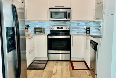 Image de Chic Two-Bedroom apartment by Edge Water awaits!