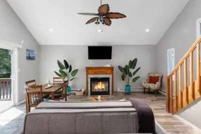 Image de Beautiful contemporary style home located in the heart of the Poconos.