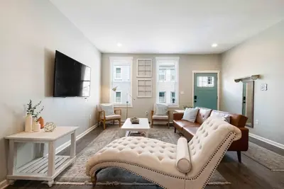 Image de Farmhouse Design + Fire Pit in Heart of Pittsburgh