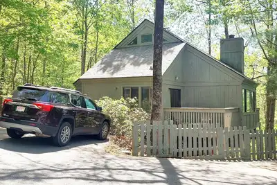 Image de Awesome 2 Bedroom Chalet With Loft Sleeps 8 Max At Beautiful Big Canoe, Ga.