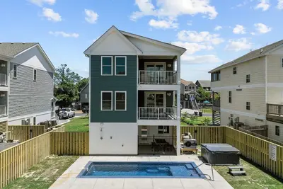 Image de Lux Brand New with Pool, Hot Tub + Premium Amenities! Next to 'Scouting Waves'