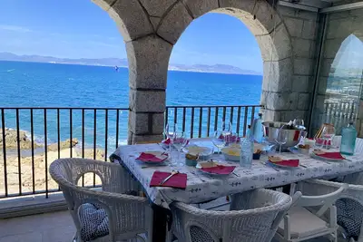 Image de Confort e des meilleures vues sur la baie de Roses en bord de mer!