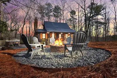 Image de Newly Renovated Luxury Cabin + Hot Tub + Fire Pit