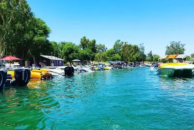 Image de We invite you to stay with us by the river, and we are excited to welcome you.