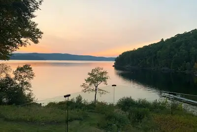 Image de Mid Century Modern Lakefront Retreat w/ Guest House and Hot Tub