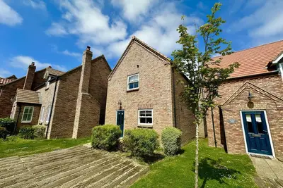Stunning Coastal Cottage - Sleeping 7 in 3 Bedrooms - Pool and Beach Access Included.
