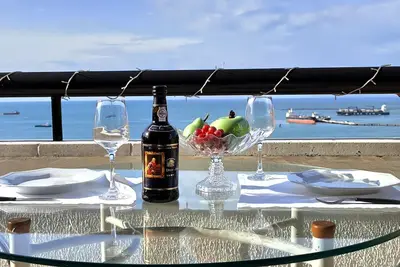 Flat Frente Mar com Terraço // Front Sea View Apartment with Terrace
