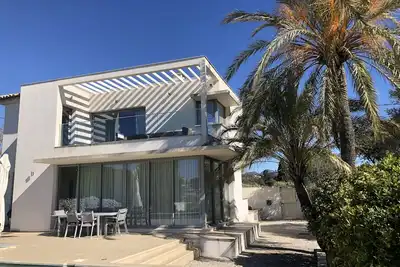 Moderne Villa mit Meerblick und Schönem Garten