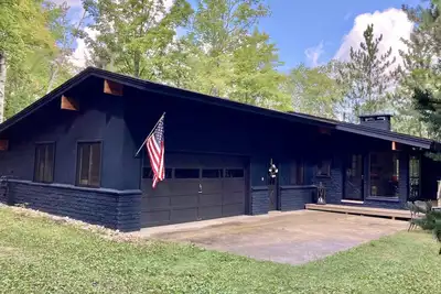 Image de Secluded Lakefront Home- Winter Wonderland & Summer All-Sports Getaway!