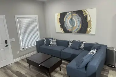 Image de Pet friendly home; adjustable beds; near shopping and restaurants