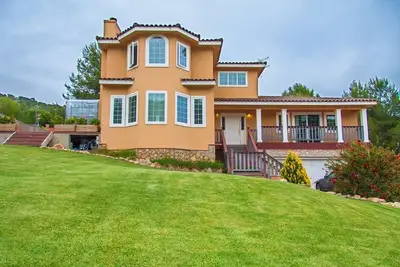 Image de Maison de vacances 'Villa Sitges Mas Mestre' avec vue sur la montagne, Wi-Fi et climatisation