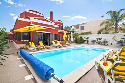 Image de Villa \"Sunshine House\" avec piscine privée, Wi-Fi et climatisation