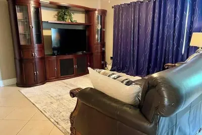 Image de 3/2 Home with Pool & Gameroom 11 min from Beach.