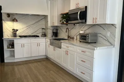 Image de The Charming House of Riverside: All King beds, 55\" Smart TVs, W/D, Downtown