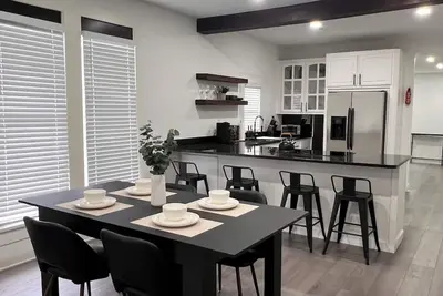 Image de This 4-bedroom home in Downtown Waco.