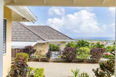 Image de Villa Serene Mid Century Modern Island retreat W/Ocean View! Super-host on Abnb!