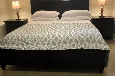 Image de Walkin sunny basement with 2 bedroom and 2 bathrooms, very spacious and bright