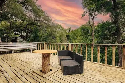 Image de Warm Ut TreeHouse w/ Creekside comfort❤️ Walk 2 Moody, Mints 2 Dtwn FreeParking