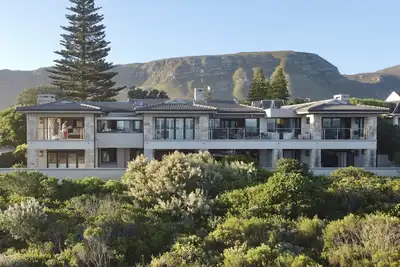 Image de Seaside Retreat In Hermanus On Cliff path. Equipped with solar inverter system