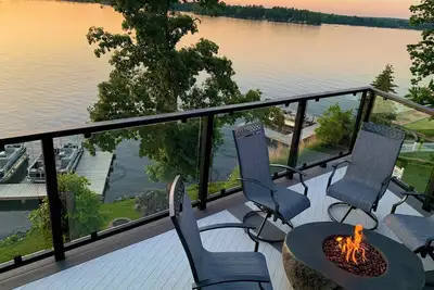 Image de Modern Lakehome with Rooftop Deck and Fire Fixture on Lake Chetek