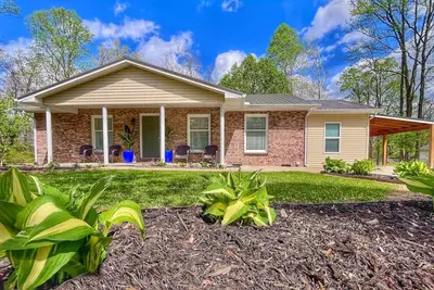 Image de Bhie Lovely Hideaway | Rrg | Peaceful | Cozy Stay. Stanton location, just steps from Kroger and a short 15-minute drive to Natural Bridge. Ideal home base for hikers + climbers, featuring a modern kitchen, firepit, grill, covered patio