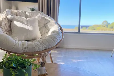 Image de Sunflower Cottage - Stunning Lake Views! Bottle of wine included