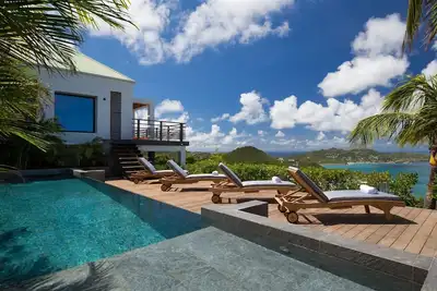 Luxurious 3-Bed Villa with Pool in Tranquil Vitet