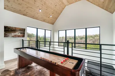 Image de Summer Deals! Heated pool, hot tub, arcade, shuffle board, board games & more!