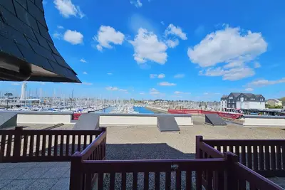 Image de lumineux et idéalement situé entre port et plages dans résidence avec piscine