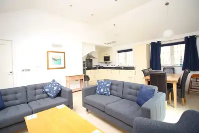 Image de 50m from the beach, dog friendly with patio garden