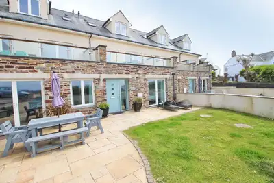 Image de Spacious beachside apartment with garden and sea views, dogs welcome
