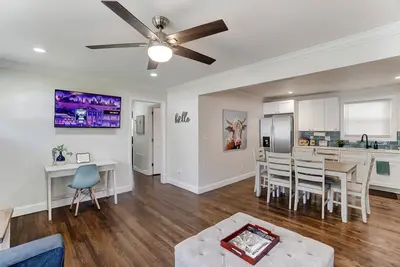 Image de Southend Hipster Hideout! 3br, Your Cozy Homebase in Charlotte! Smart TVs!