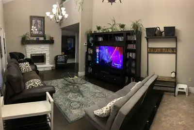 Image de Large home with extras. Large yard, fire pit, Deck, Bbq, sunroom, hot tub, pool