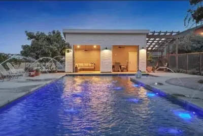 Image de Luxury Farmhouse Retreat in Almond Country