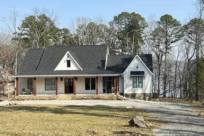 Image de New Lake Front House with large porches and great lake view.