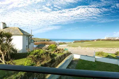 Image de Beachside luxury apartment with sea view balcony and parking
