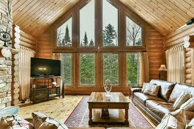 Image de Log cabin 4 bdrms, spa, indoor& outdoor pool, lake beach, Fiddlerlake resort