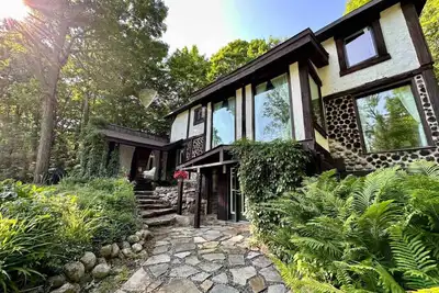 Image de Insta-worthy artist’s retreat with amazing gazebo