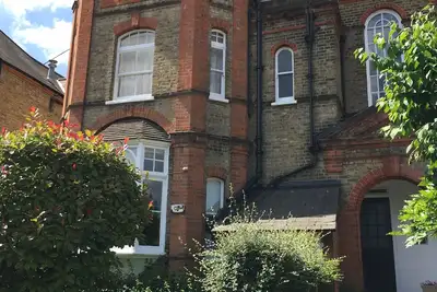 Image de 2 Bedroom Flat in Prime Wimbledon Village cul-de-sac location
