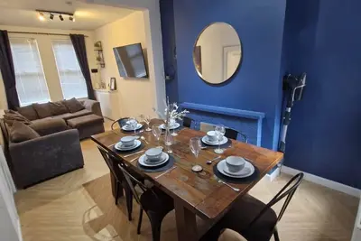 Image de 4 Bed House walking distance to high street and 5 minutes drive to Belfast city.