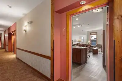 Image de Cozy Condo located in the heart of Snowshoe and directly off the main ski area!