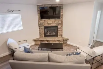 Image de Center of Midway -Walk. 02 miles to Downtown\n