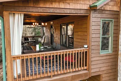 Image de Ellijay-Blue Ridge 4 Br Cozy Creek Cabin, Kids Playground & a relaxing Hot Tub