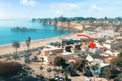 Image de 62 steps to the sand: Historic Capitola Village beach cottage, learn to surf!