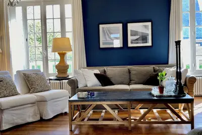 Image de Maison de bord de mer, avec joli jardin clos de murs, 4min à pied de la plage!